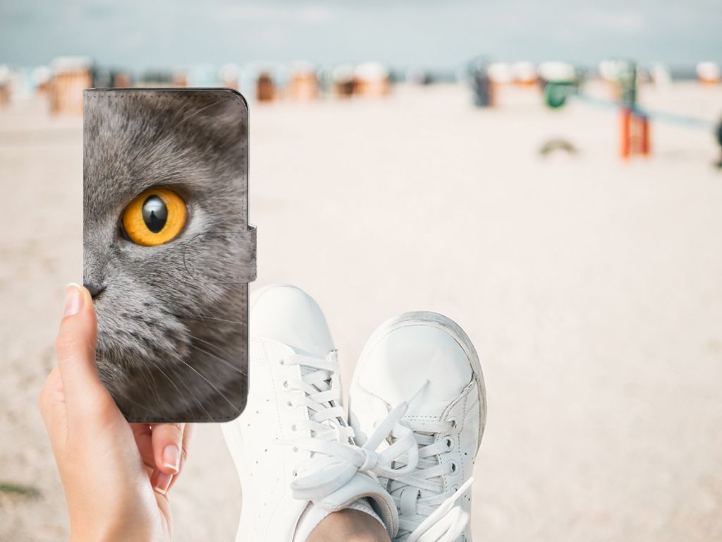Telefoonhoesje met Pasjes Motorola Moto G13 | G23 Britse Korthaar in hand met grijze kat oog op strandachtergrond.