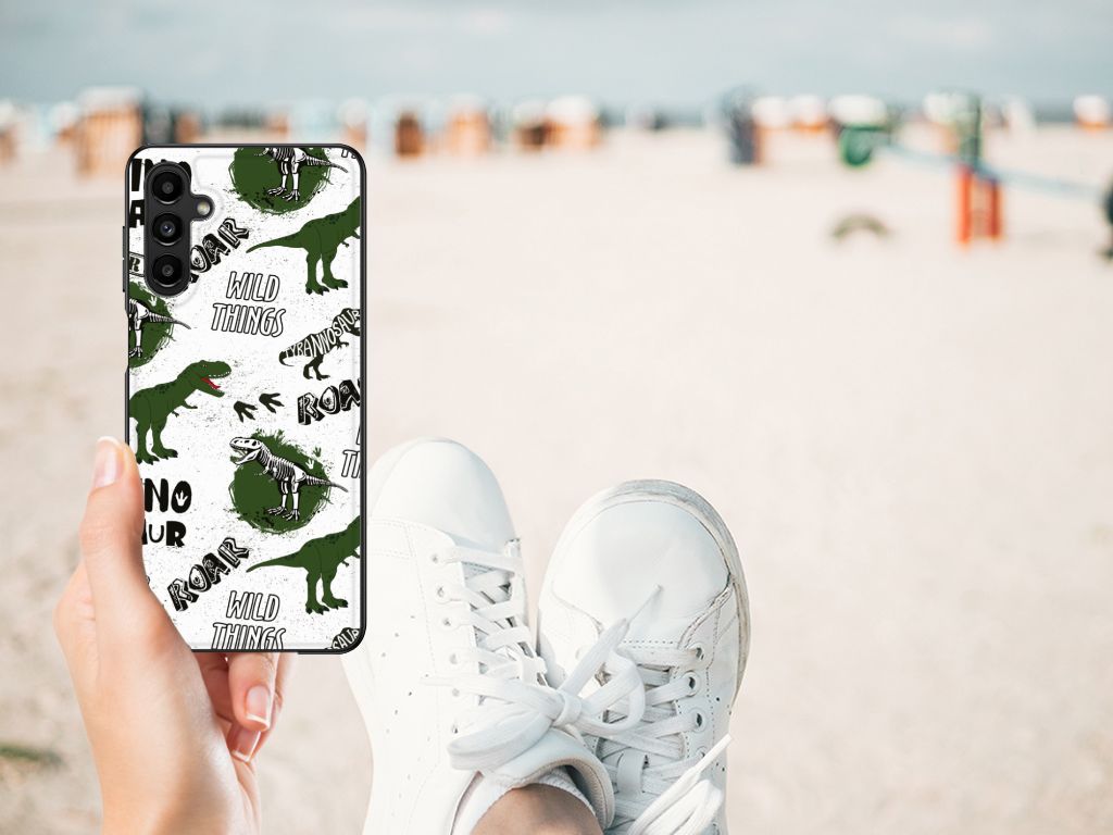 Dierenprint Telefoonhoesje voor Samsung Galaxy A14 5G Dinosaurus op een strand met sneakers.