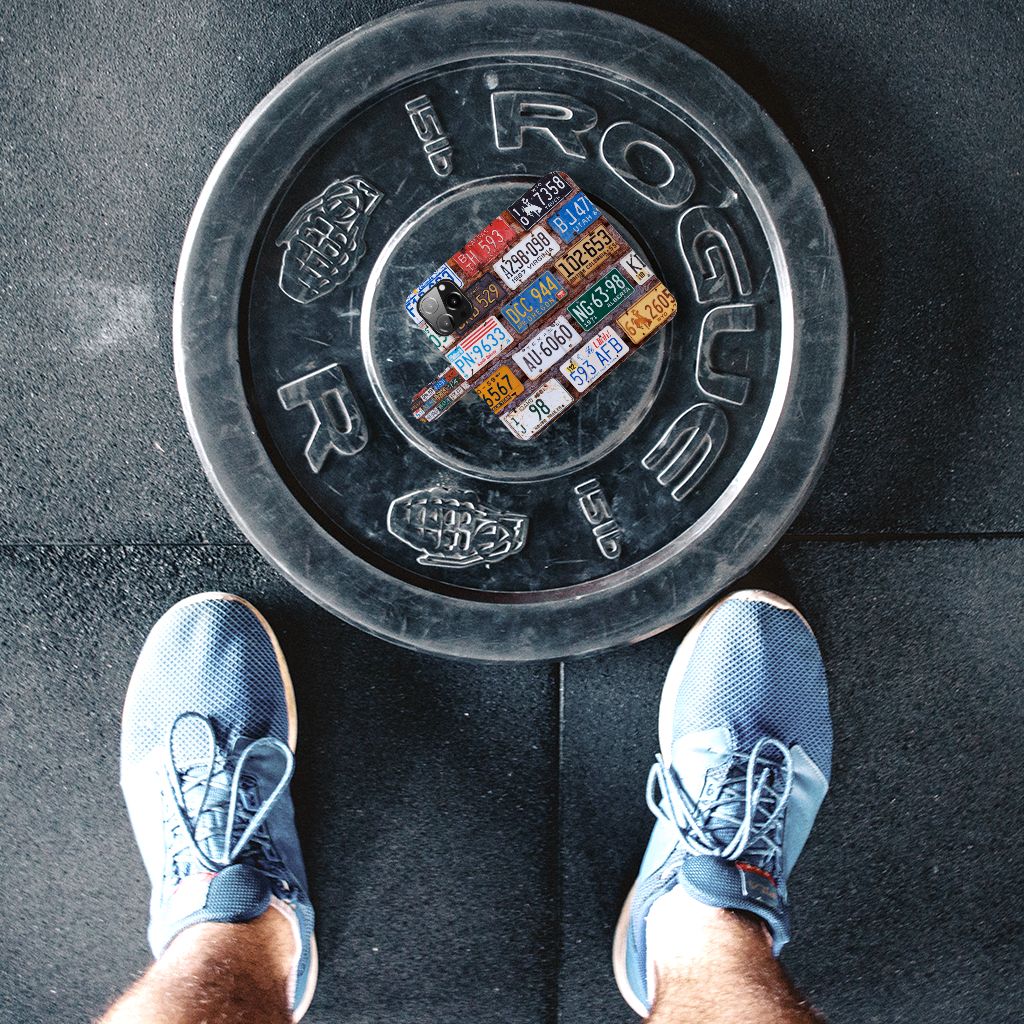 iPhone 13 Pro Telefoonhoesje met foto Kentekenplaten op een gewichtschijf in de sportschool.