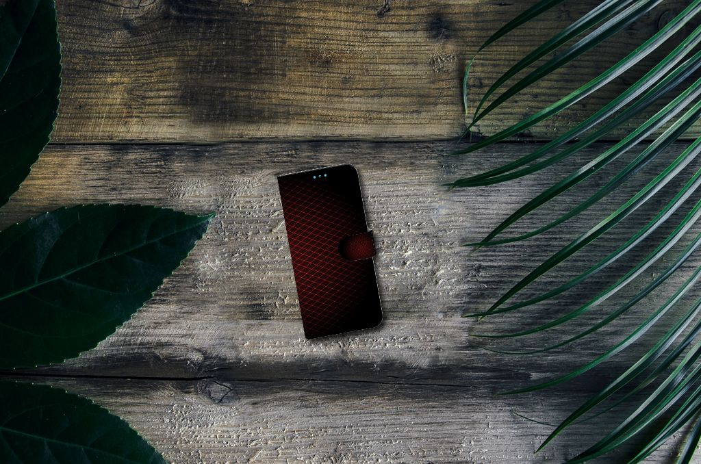 Xiaomi Redmi 10 Telefoon Hoesje Geruit Rood op een houten oppervlak met bladeren eromheen.