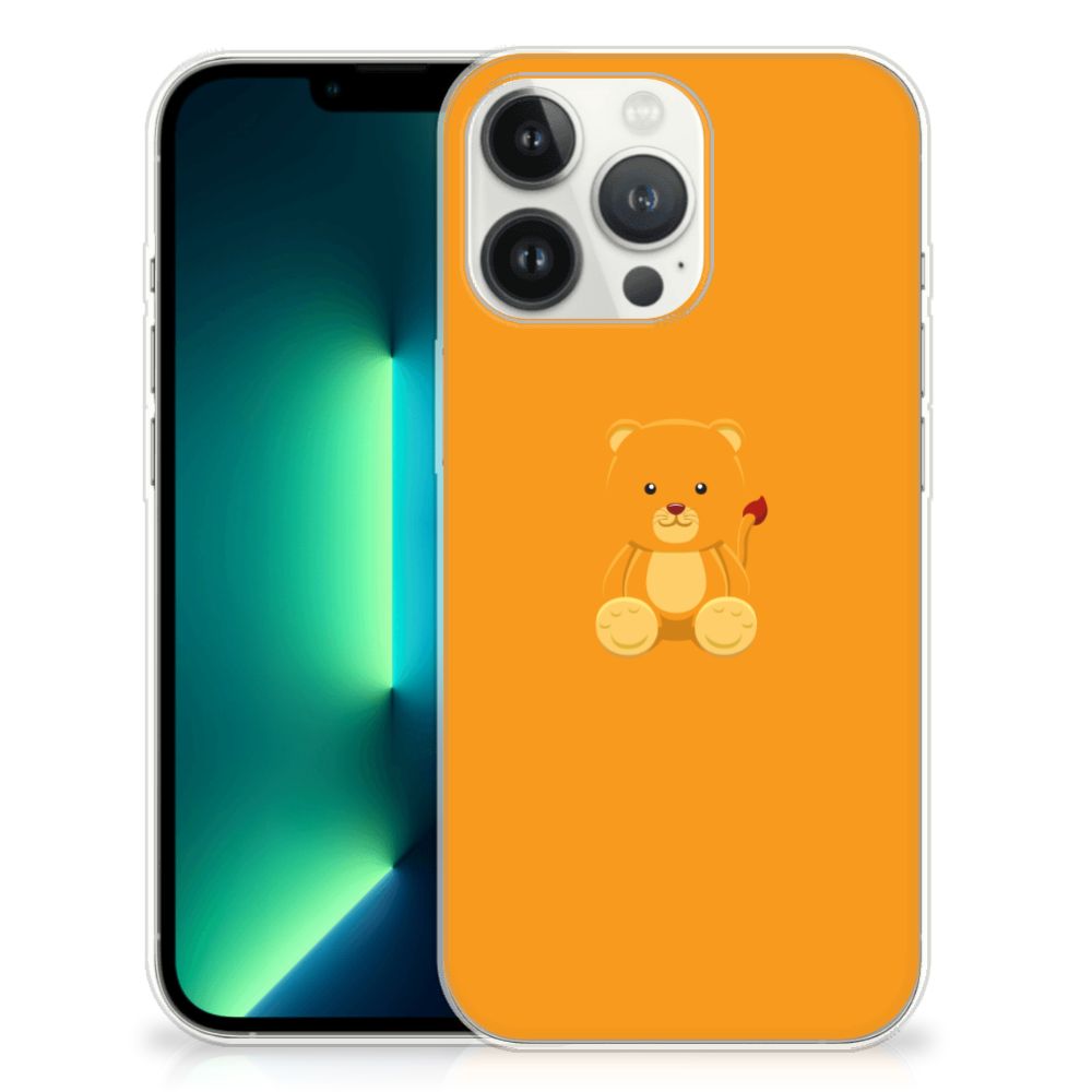 iPhone 13 Pro Max Telefoonhoesje met Naam Baby Beer, schattig ontwerp met een teddybeer op een oranje achtergrond.