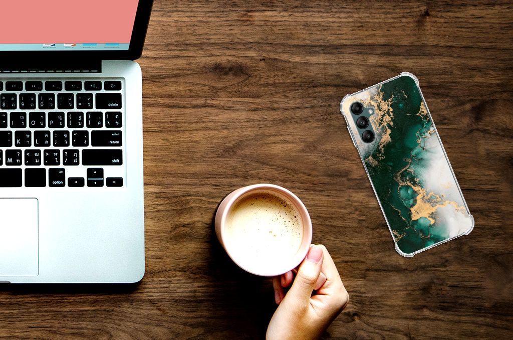 Anti-Shock Hoesje voor Samsung Galaxy A14 5G/4G Marmer Groen op een bureau naast een laptop en een kopje koffie.
