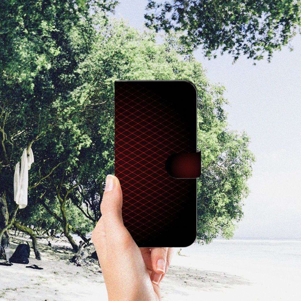 Motorola Moto G53 Telefoon Hoesje Geruit Rood in hand op het strand met bomen op de achtergrond.