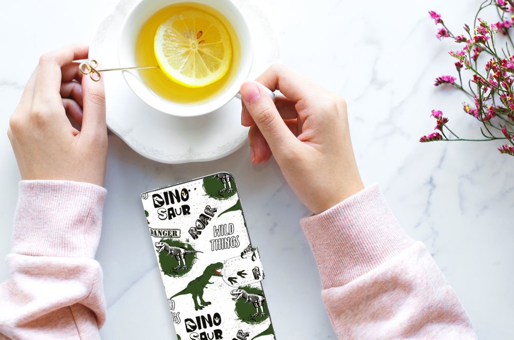 Telefoonhoesje met Pasjes voor Samsung Galaxy A14 5G Dinosaurus ligt op tafel met handen en een kopje thee.