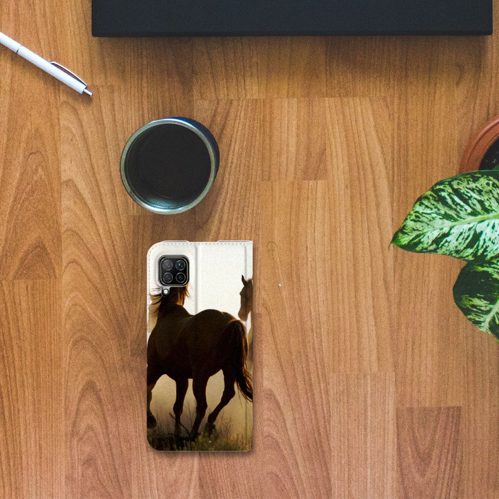 Huawei P40 Lite Hoesje maken Design Cowboy met paardenafbeelding op houten tafel.