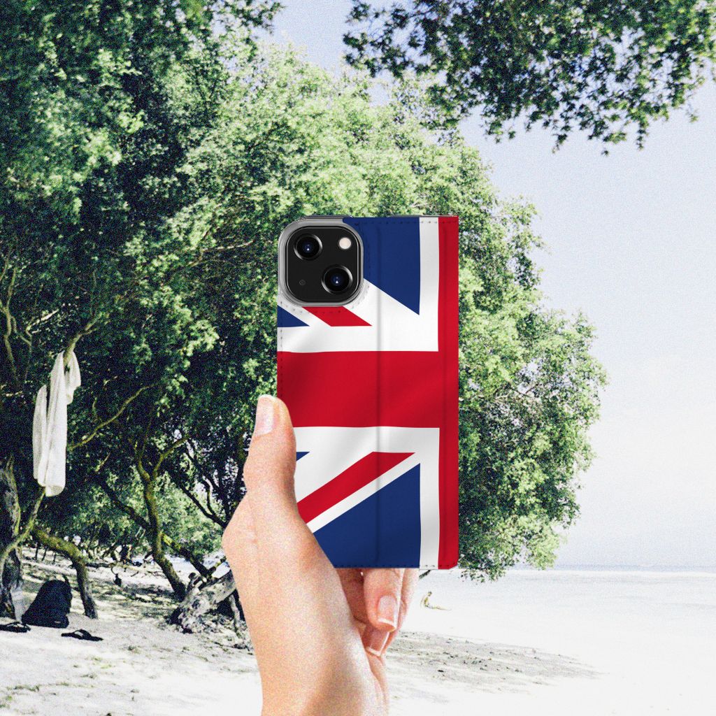 iPhone 14 Standcase Groot-Brittannië met Britse vlag in een natuurlijke omgeving.