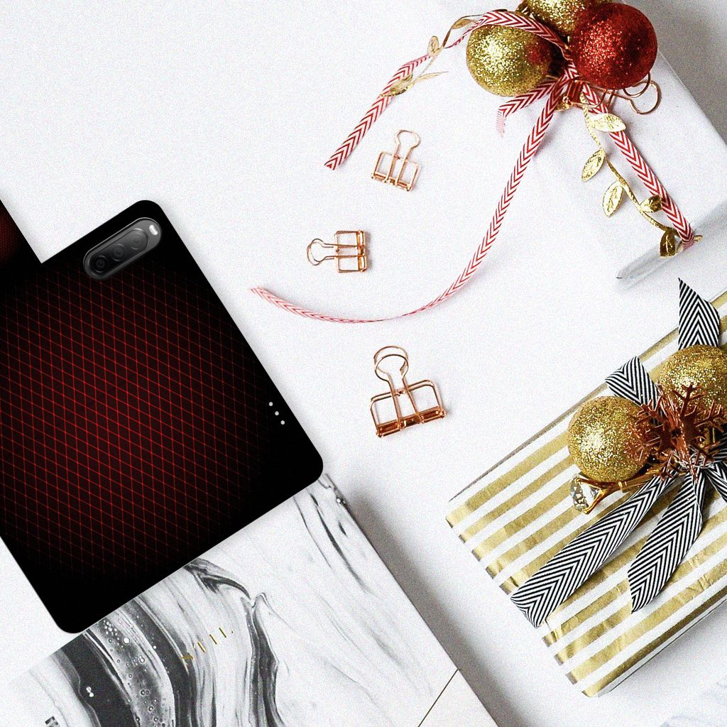 Sony Xperia 10 IV Telefoon Hoesje Geruit Rood naast geschenken en decoraties op een tafel