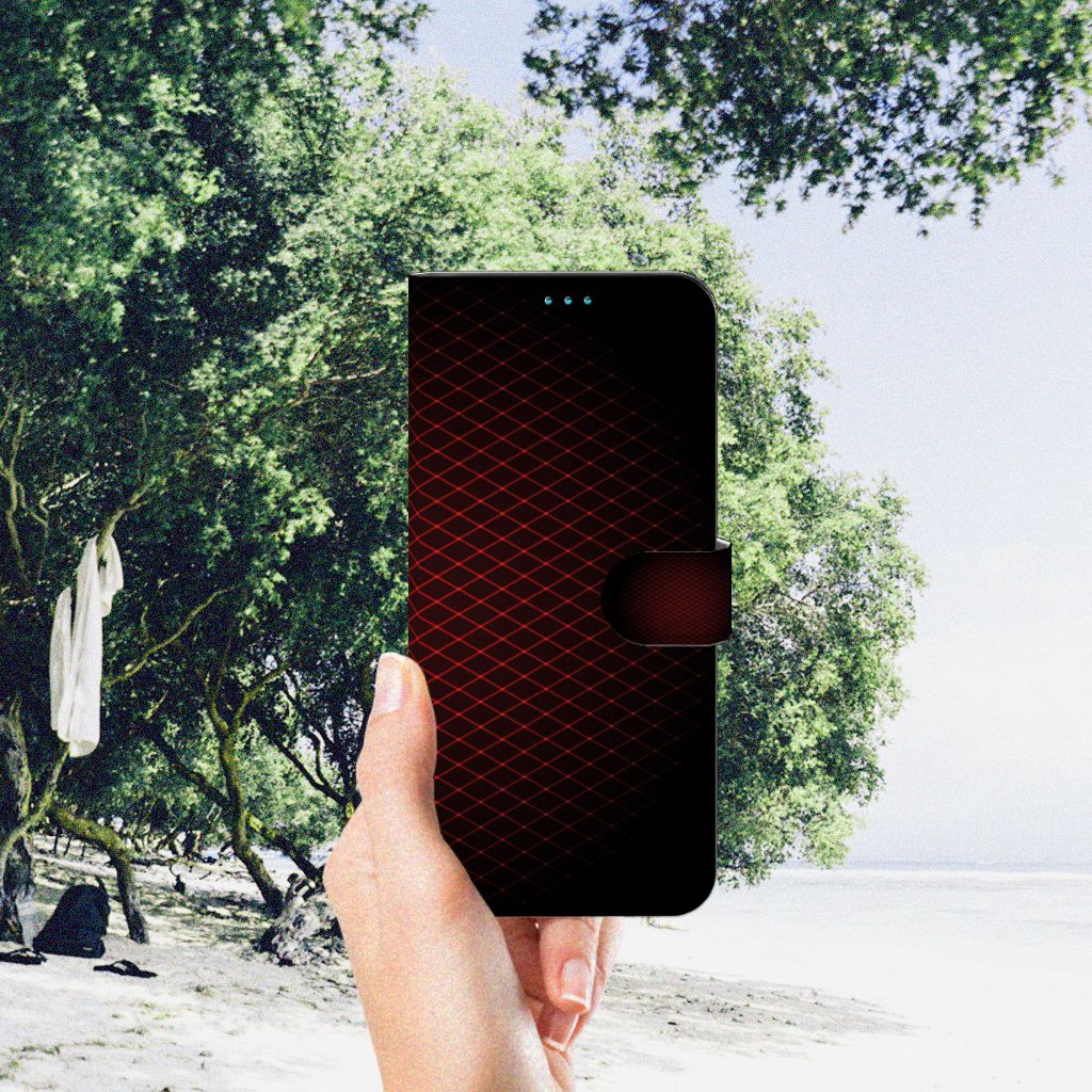 Motorola Moto G51 5G Telefoon Hoesje Geruit Rood in hand bij een strand, met ruitpatroon en mooie kleurcontrasten.