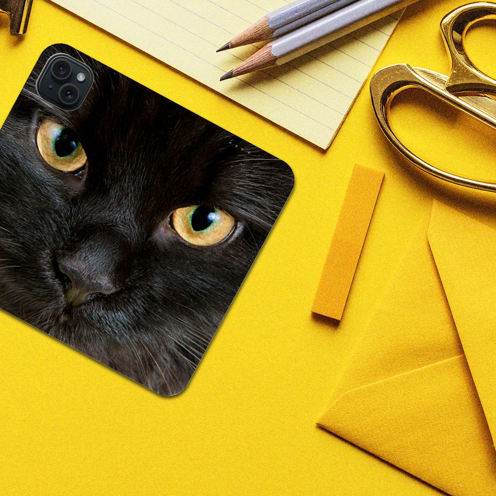 iPhone 15 Plus Hoesje maken Zwarte Kat met close-up van een schattige zwarte kat đą op een gele achtergrond.