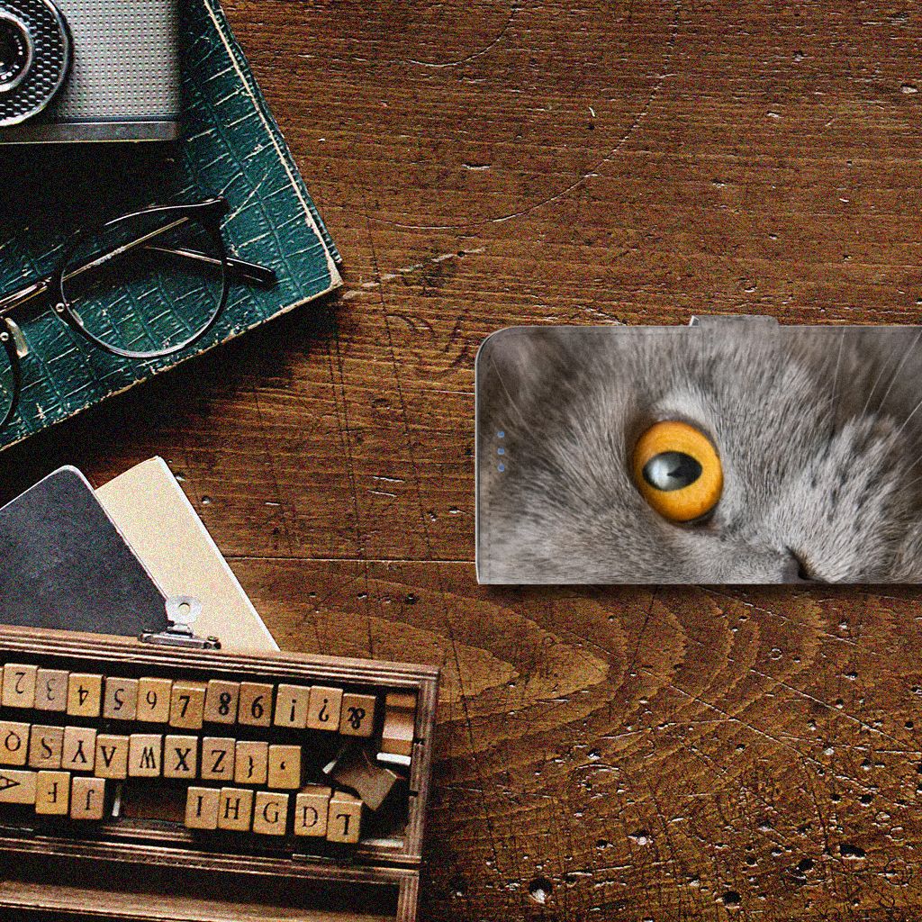 Telefoonhoesje met Pasjes Xiaomi 11 Lite 5G NE | Mi 11 Lite Britse Korthaar op een houten tafel met retro accessoires.