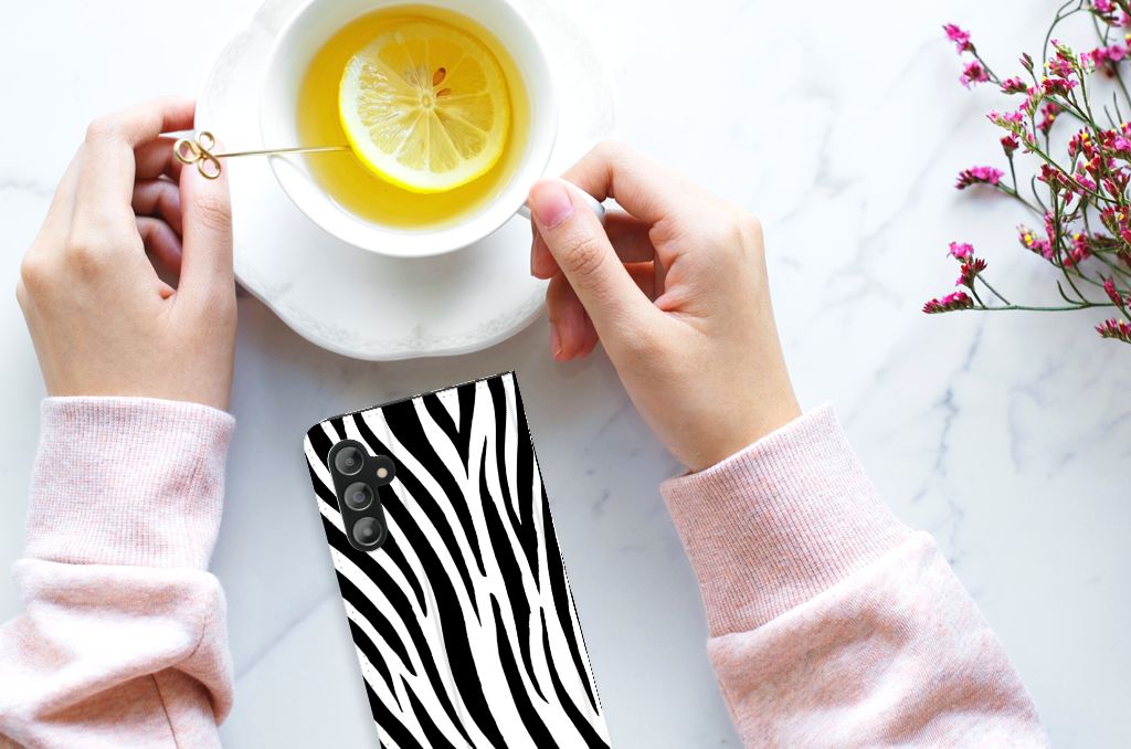 Samsung Galaxy A14 5G Hoesje maken Zebra met zwart-witte zebra strepen in hand, thee met citroen op tafel.
