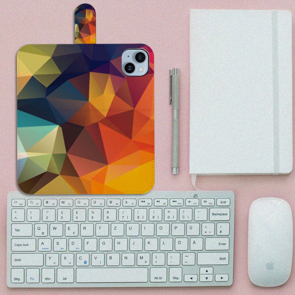 iPhone 15 Plus Book Case Polygon Color met kleurrijk geometrisch patroon en notebook op een bureau