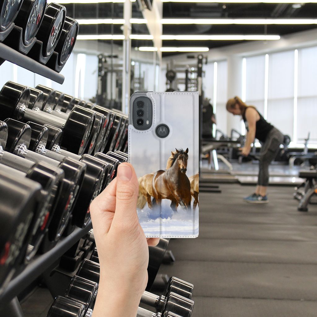 Motorola Moto E20 Hoesje maken Paarden met paardenafbeelding in sportschoolomgeving