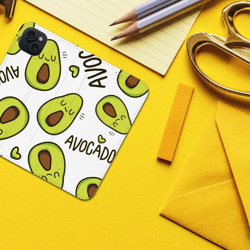 iPhone 15 Plus Magnet Case Avocado Singing met schattige avocado's en een vrolijk ontwerp đ.