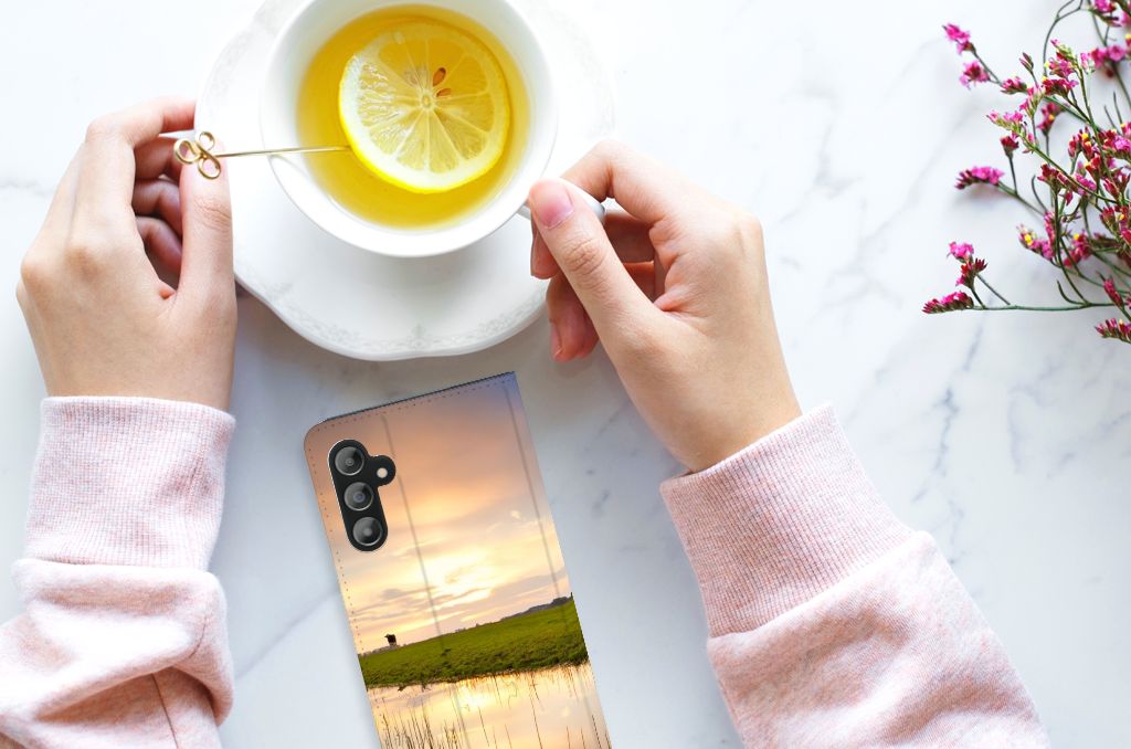 Samsung Galaxy A14 5G Hoesje maken Koe met een idyllisch landschap en koe op de achtergrond.