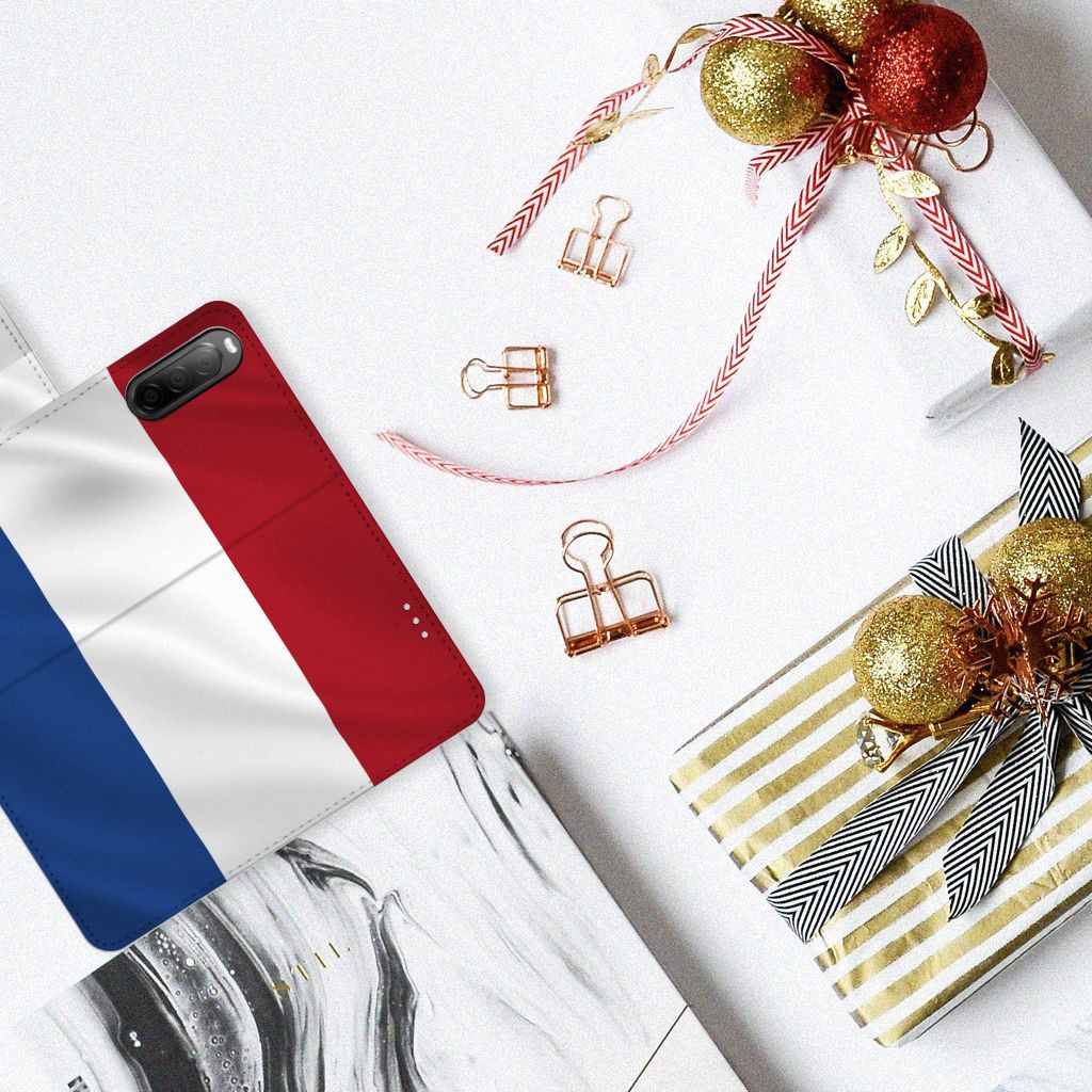 Sony Xperia 10 IV Bookstyle Case Nederlandse Vlag op een tafel met geschenken en decoraties.