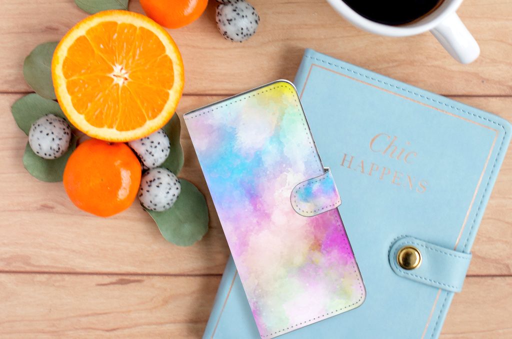 Hoesje Xiaomi Redmi 10C Watercolor Light met pastelkleuren naast notitieboek en fruit.