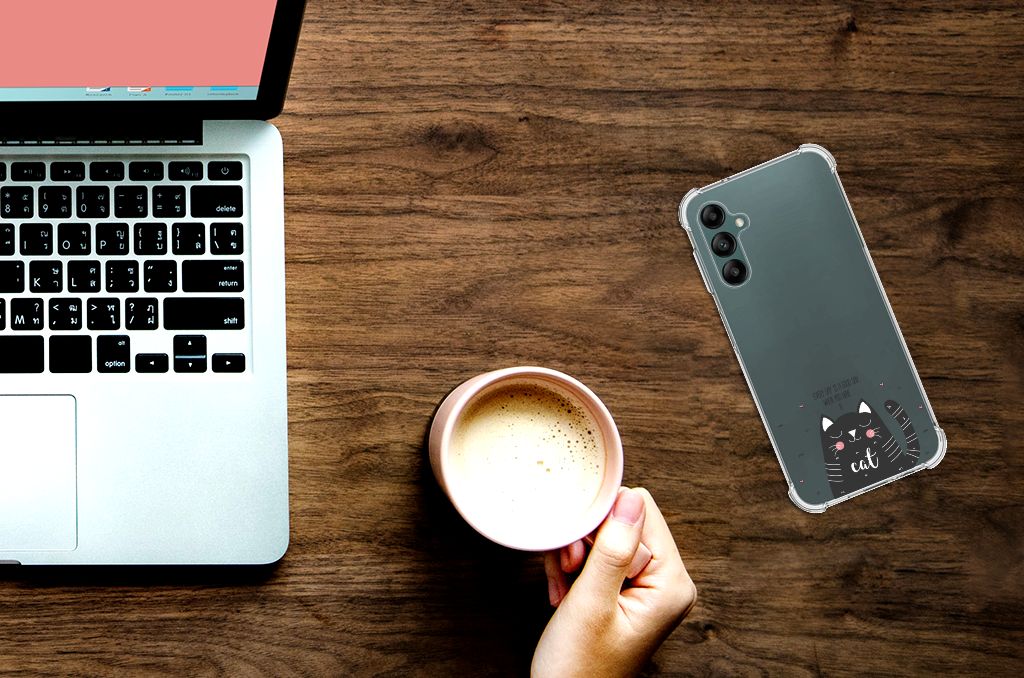 Samsung Galaxy A14 5G/4G Stevig Bumper Hoesje Cat Good Day met een kop koffie en laptop op een houten tafel.