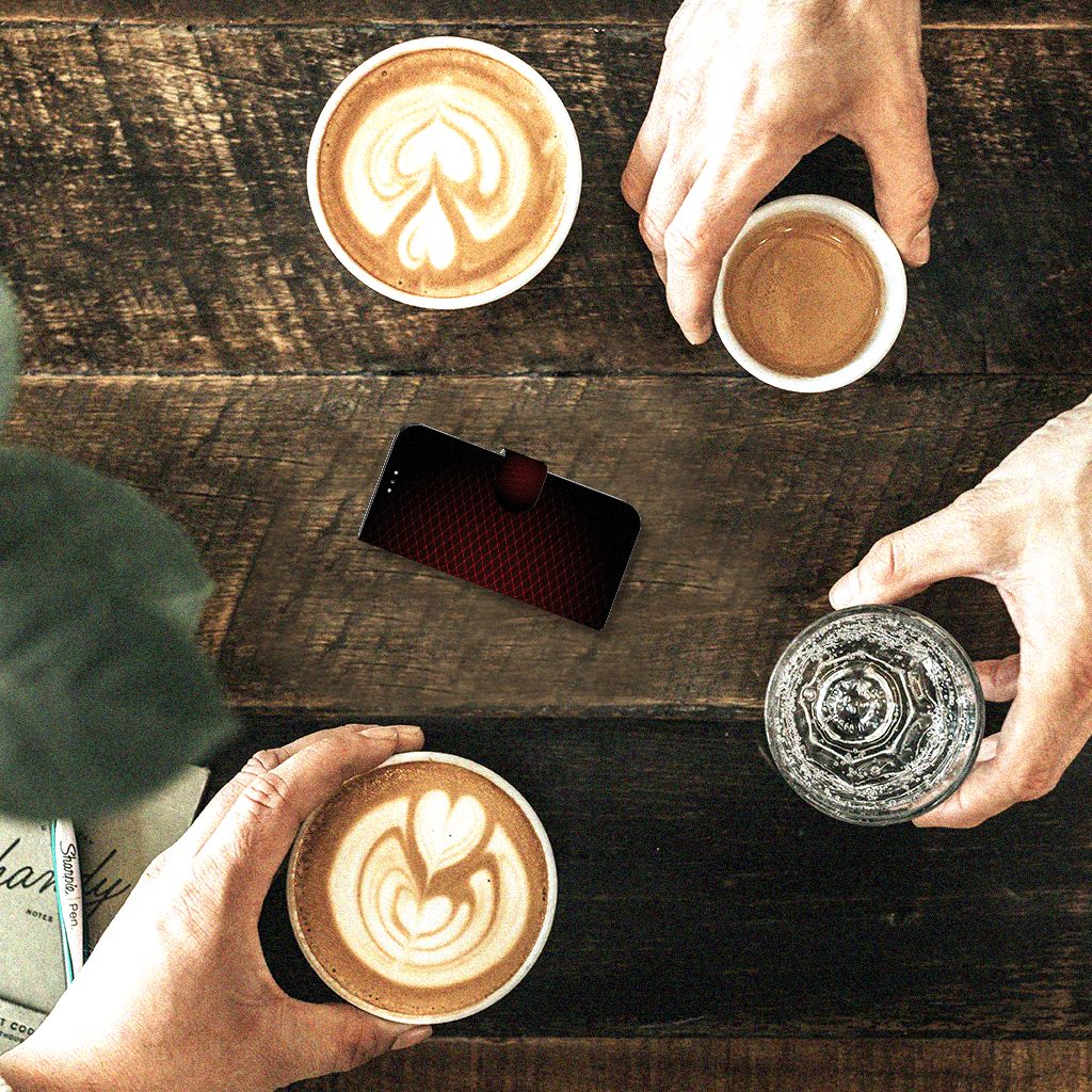 Samsung Galaxy S22 Telefoon Hoesje Geruit Rood op een houten tafel met koffie en handen.