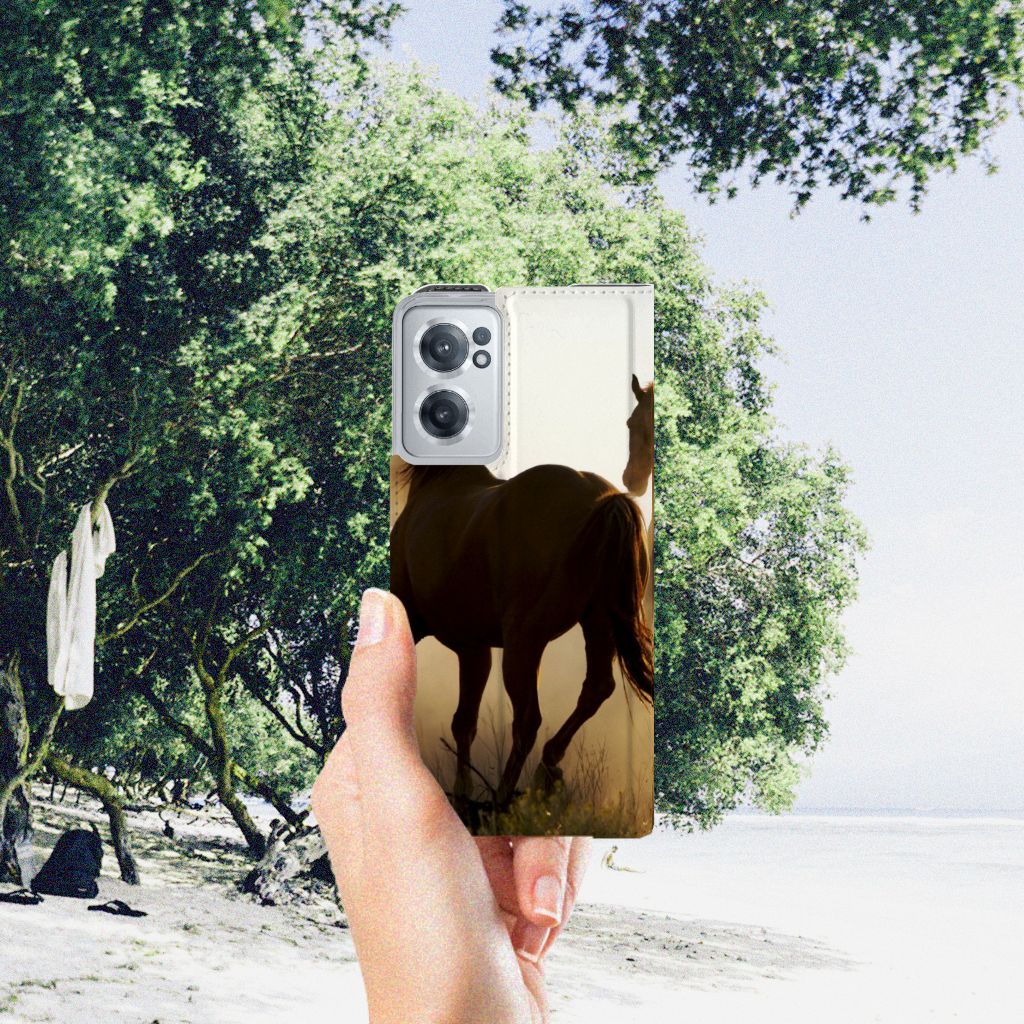 OnePlus Nord CE 2 5G Hoesje maken Design Cowboy met paardenafbeelding in natuurlijke omgeving.