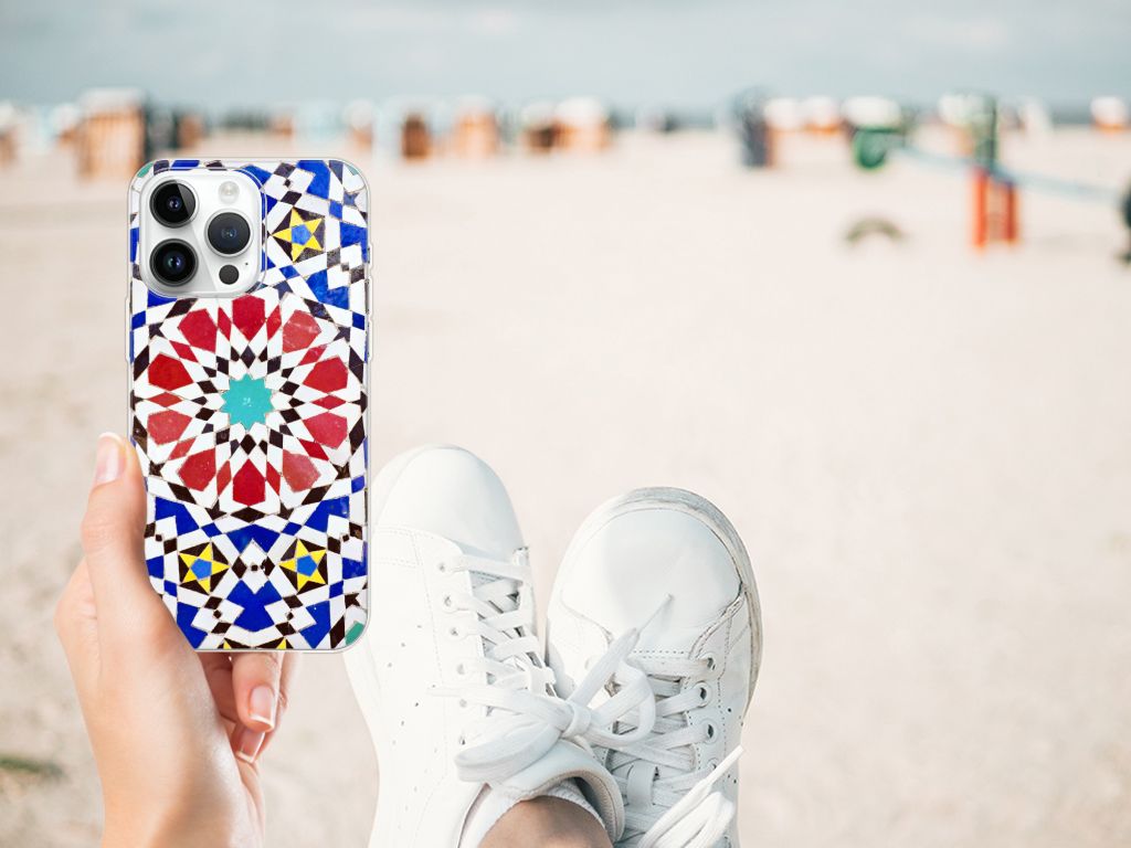 iPhone 14 Pro Max TPU Siliconen Hoesje Mozaïek met kleurrijk ontwerp op een zonnige strand achtergrond.