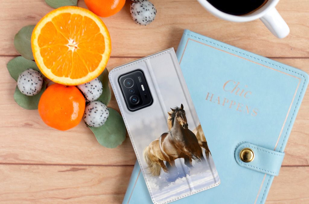 Xiaomi 11T | Xiaomi 11T Pro Hoesje maken Paarden met een afbeelding van rijdende paarden op een smartphonehoesje.