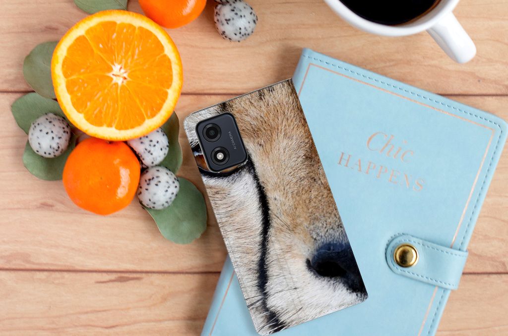 Motorola Moto E13 4G Hoesje maken Cheetah met close-up van cheetah print, gelegen bij fruit en een notitieboekje.