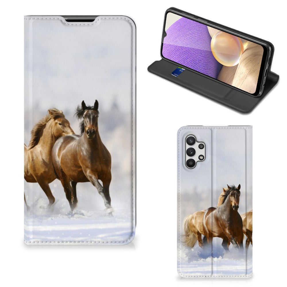 Samsung Galaxy A32 5G Hoesje maken Paarden met een prachtig ontwerp van rennende paarden in een sneeuwlandschap.