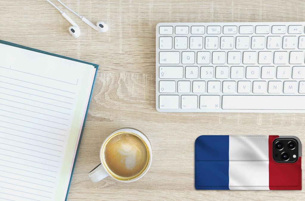 iPhone 13 Pro Max Standcase Nederlandse Vlag op bureau met koffie en toetsenbord