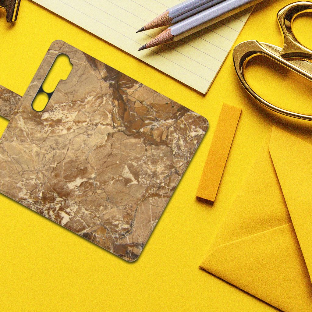 Xiaomi Mi Note 10 Pro Bookcase Marmer Creme op een gele achtergrond met kantoorbenodigdheden.