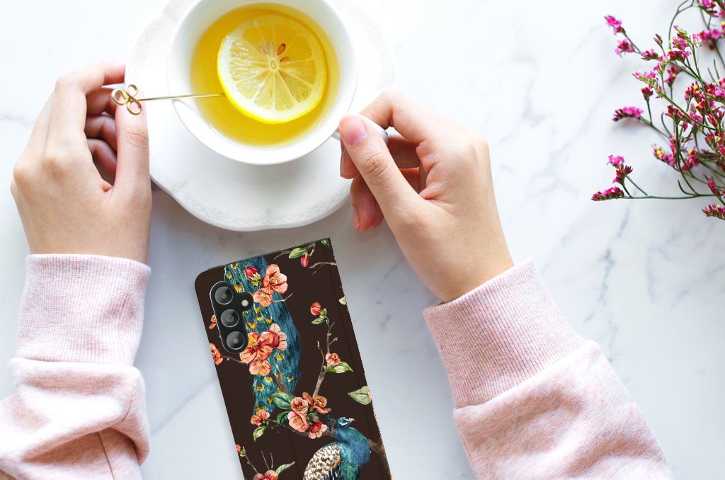 Samsung Galaxy A14 5G Hoesje maken Pauw met Bloemen op tafel met een kopje thee.
