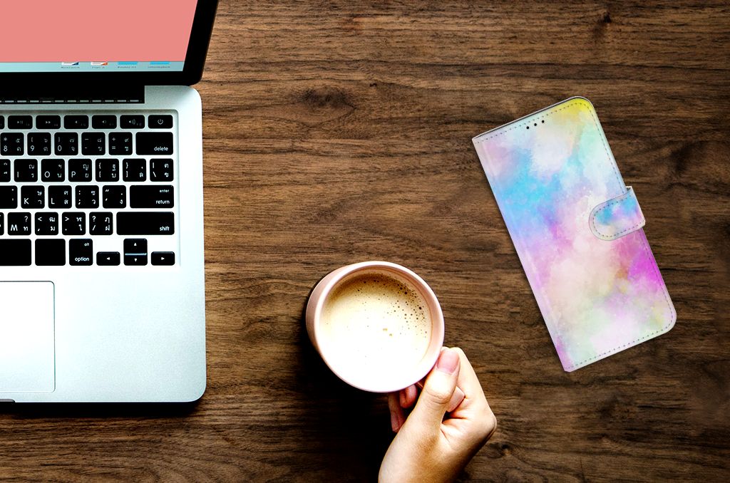 Hoesje Sony Xperia 1 III Watercolor Light naast een laptop en een kop koffie op een houten tafel.