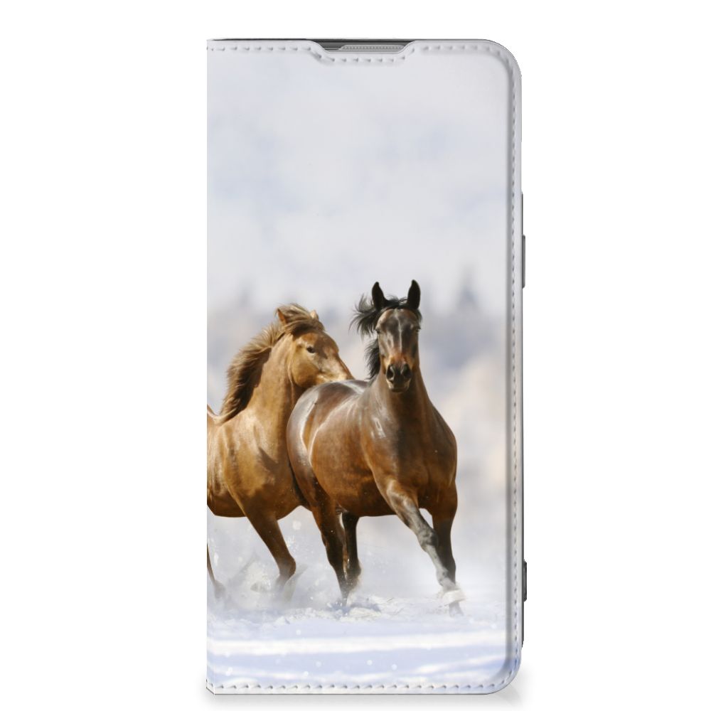 OnePlus Nord 2T Hoesje maken Paarden met afbeeldingen van rennende paarden in de sneeuw.
