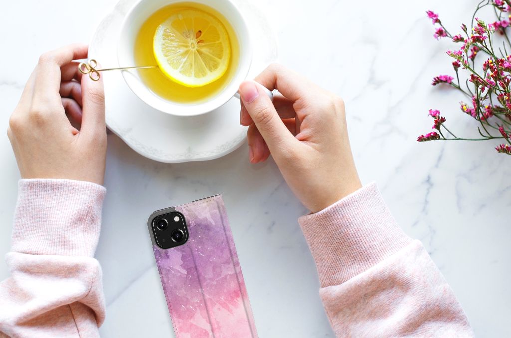 Bookcase iPhone 13 Mini Pink Purple Paint met hand die thee drinkt en limoen op tafel.