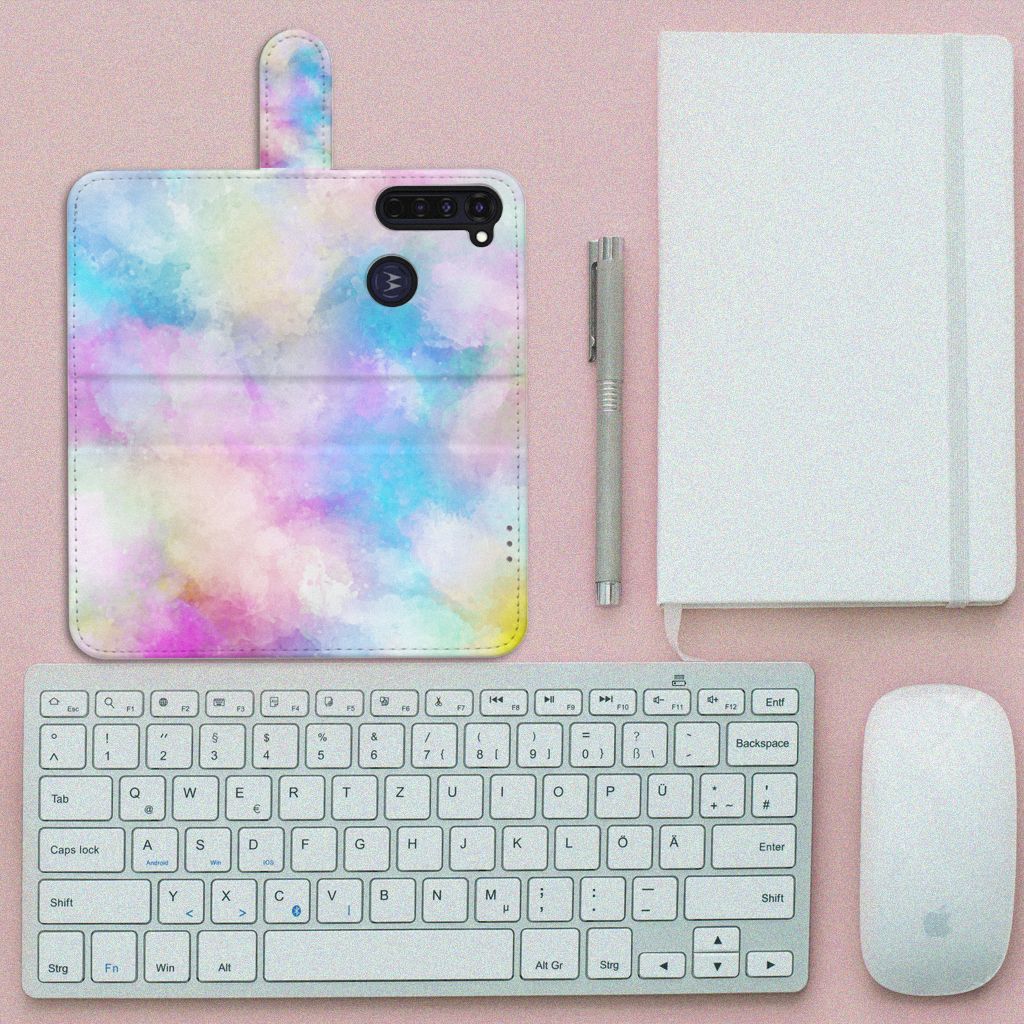 Hoesje Motorola Moto G Pro Watercolor Light op een roze ondergrond naast een toetsenbord en notitieboek.