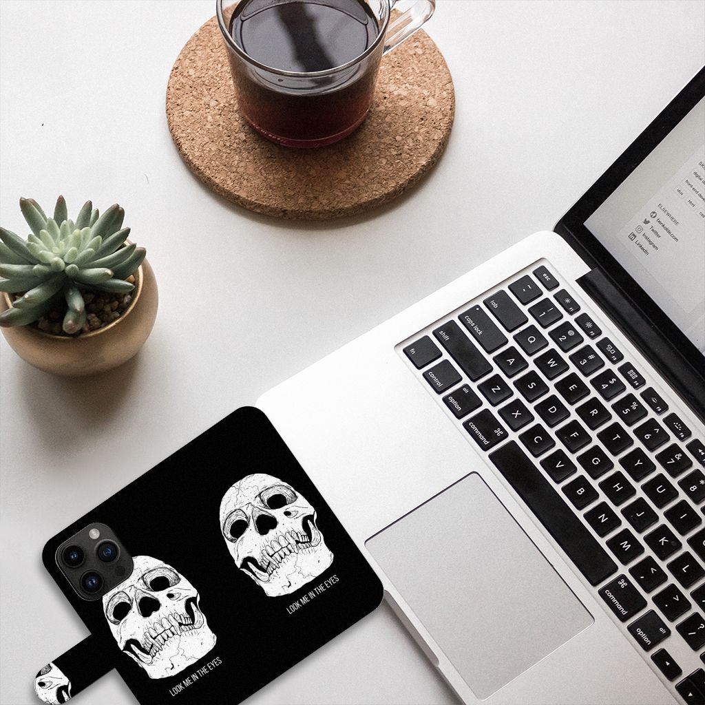 Telefoonhoesje met Naam iPhone 15 Pro Skull Eyes met ontwerp van schedels, perfect voor een unieke stijl.