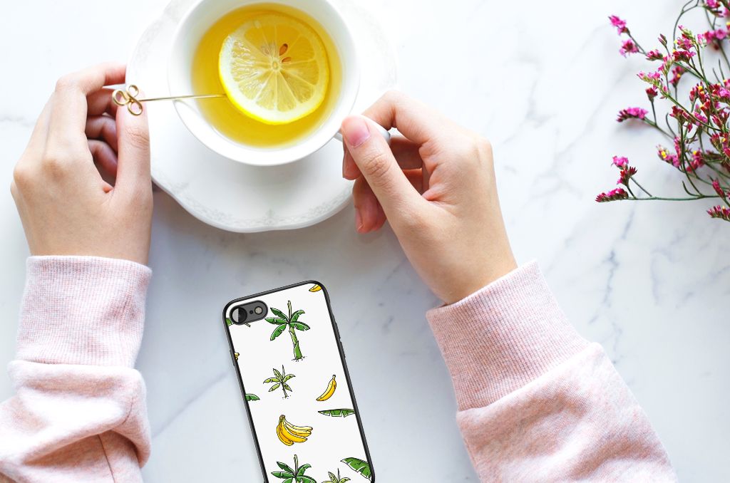iPhone SE 2022 | SE 2020 | 7/8 Bloemen Hoesje Banana Tree met hand en kopje thee op marmeren tafel.