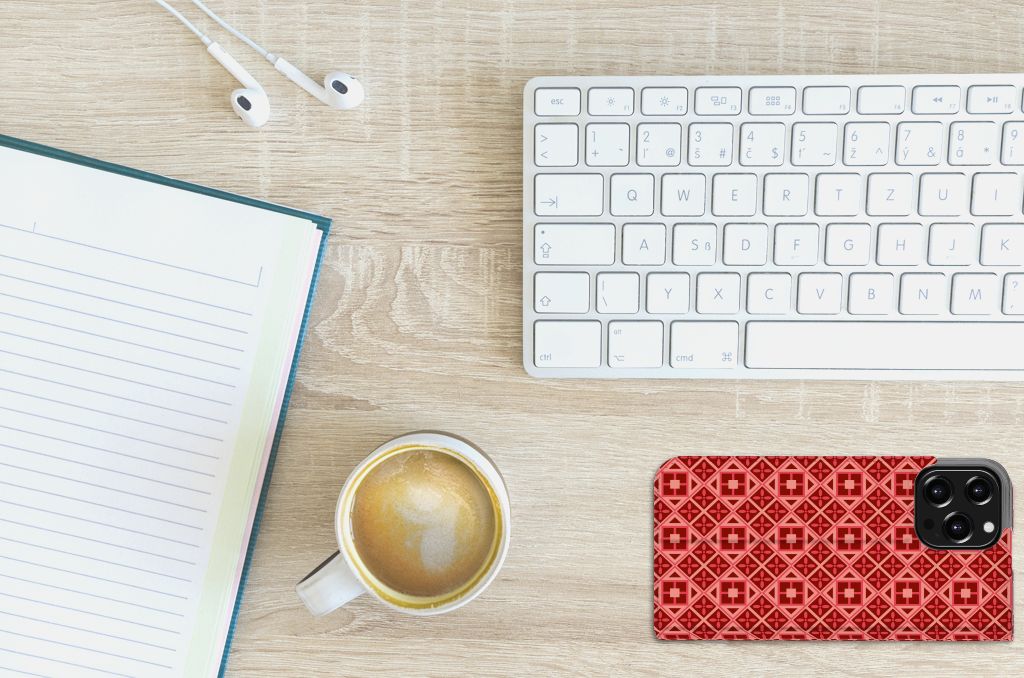 iPhone 13 Pro Max Hoesje met Magneet Batik Rood op bureau met koffie en notitieboekje