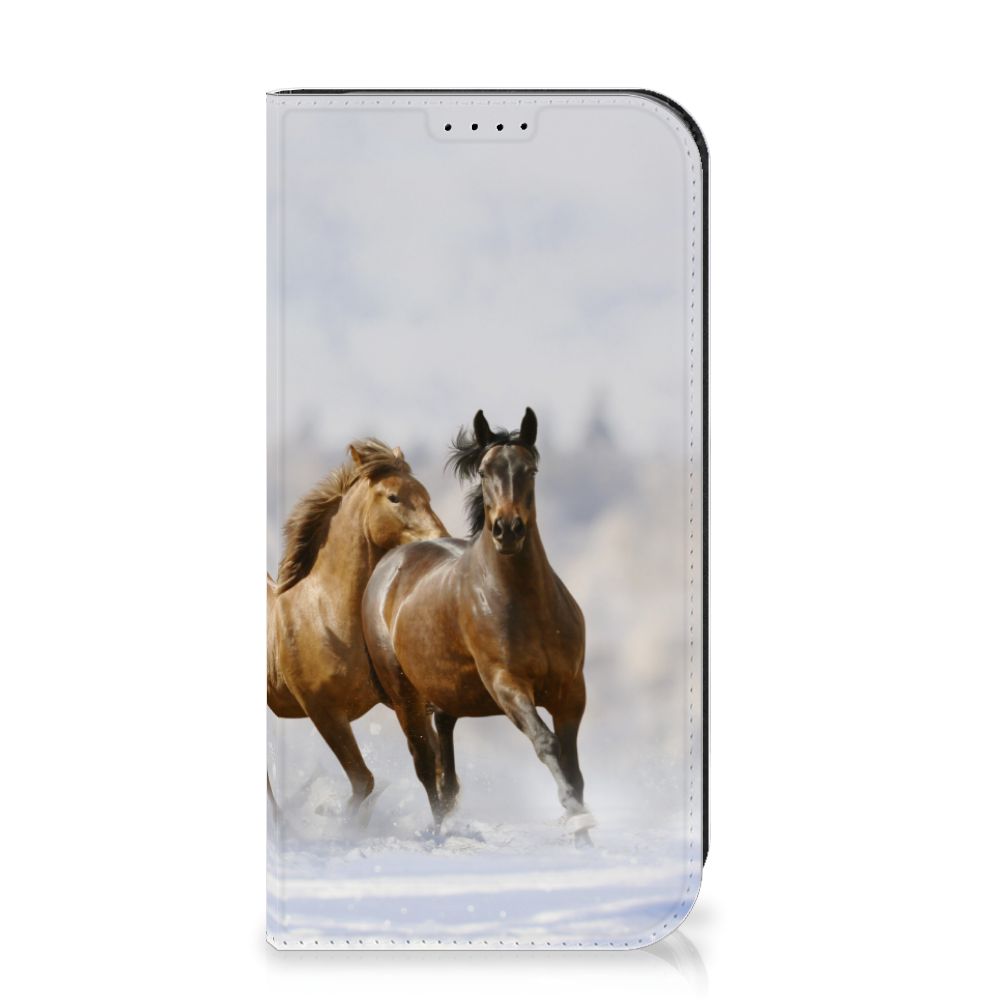iPhone 15 Pro Hoesje maken Paarden met afdruk van rennende paarden in een natuurlijke omgeving.