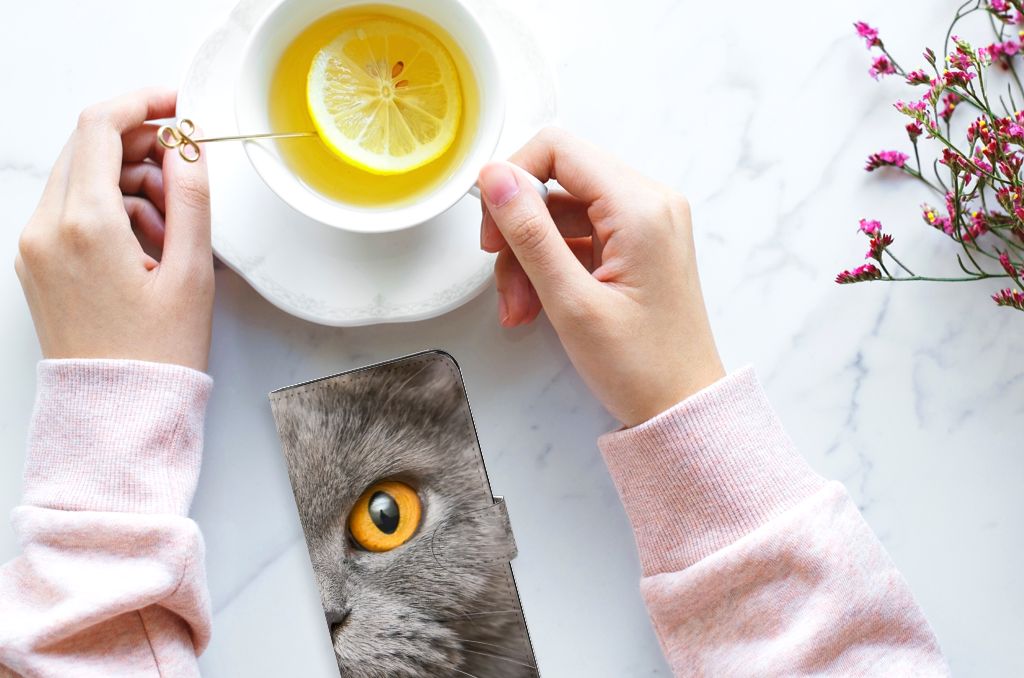 Telefoonhoesje met Pasjes Nokia G60 Britse Korthaar, close-up met hand en kopje thee.