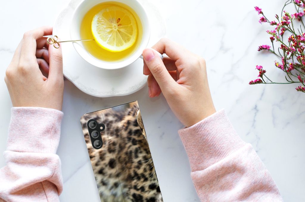 Samsung Galaxy A14 4G Hoesje maken Baby Luipaard met een hand die thee drinkt.