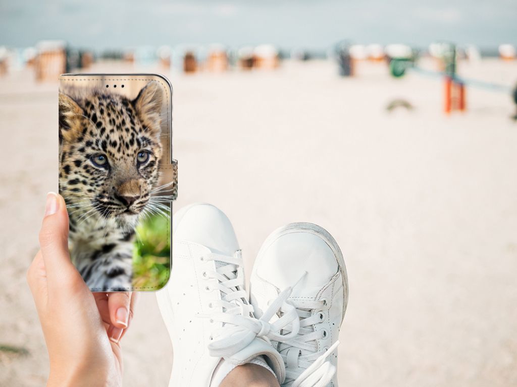 Apple iPhone 11 Telefoonhoesje met Pasjes Baby Luipaard