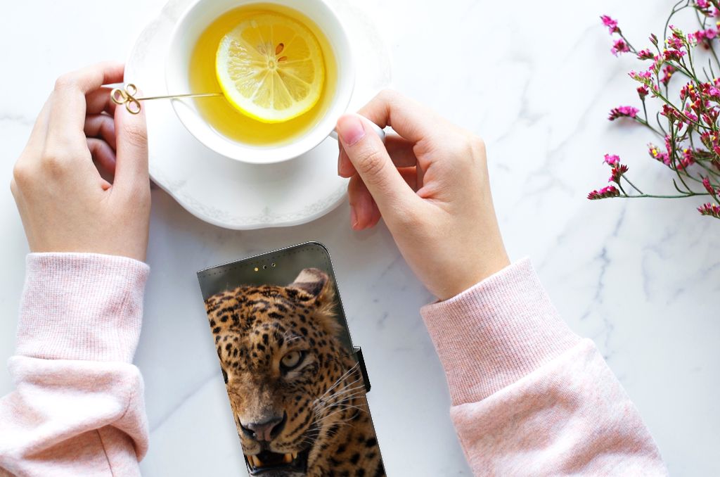 Samsung Galaxy A14 5G Telefoonhoesje met Pasjes Luipaard naast een kopje thee met citroen.