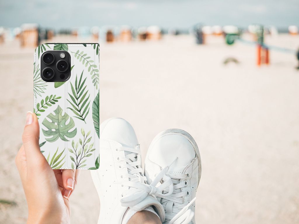 iPhone 15 Pro Smart Cover Leaves met groene bladeren op een strand, perfect voor natuurliefhebbers đŋ.