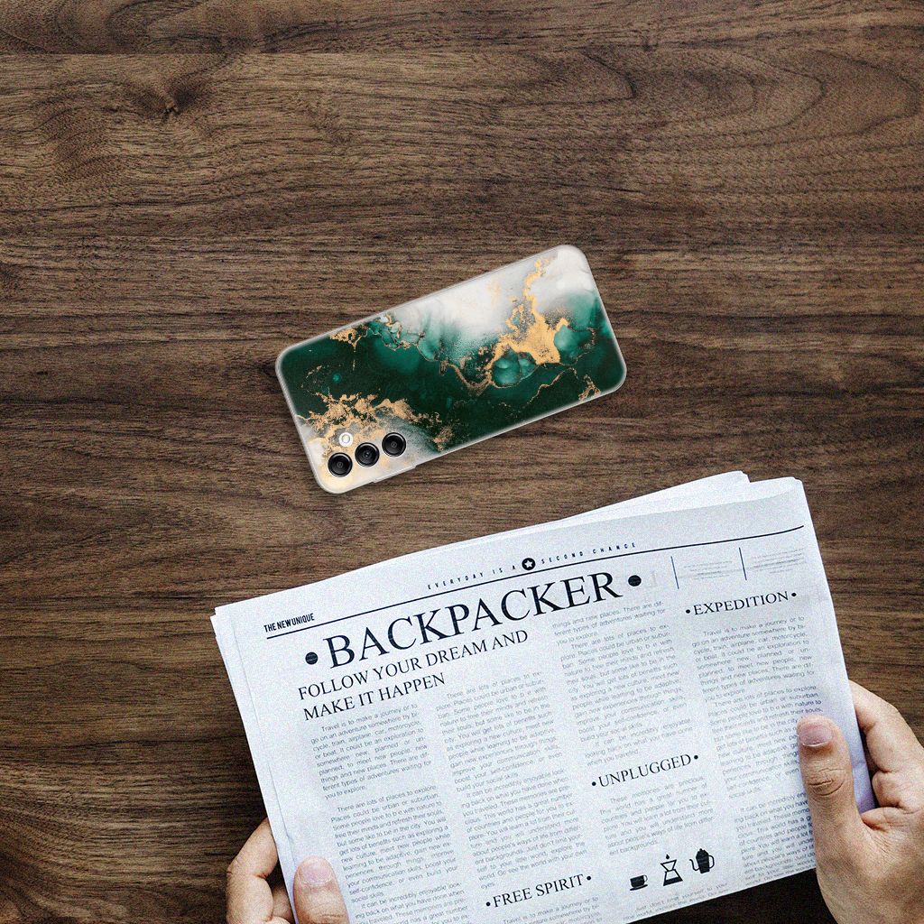 TPU Siliconen Hoesje voor Samsung Galaxy A14 5G Marmer Groen op een tafel met een krant eronder.