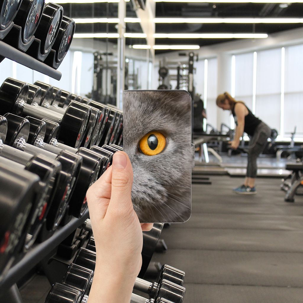 Telefoonhoesje met Pasjes Google Pixel 7A Britse Korthaar in hand bij fitnessruimte met gewichten