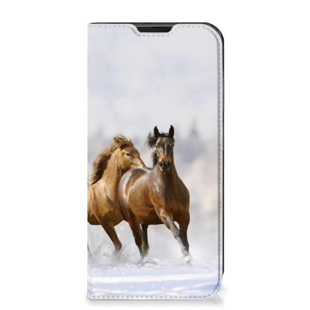 Samsung Galaxy Xcover 6 Pro Hoesje maken Paarden met afbeeldingen van rennende paarden op een groene achtergrond.