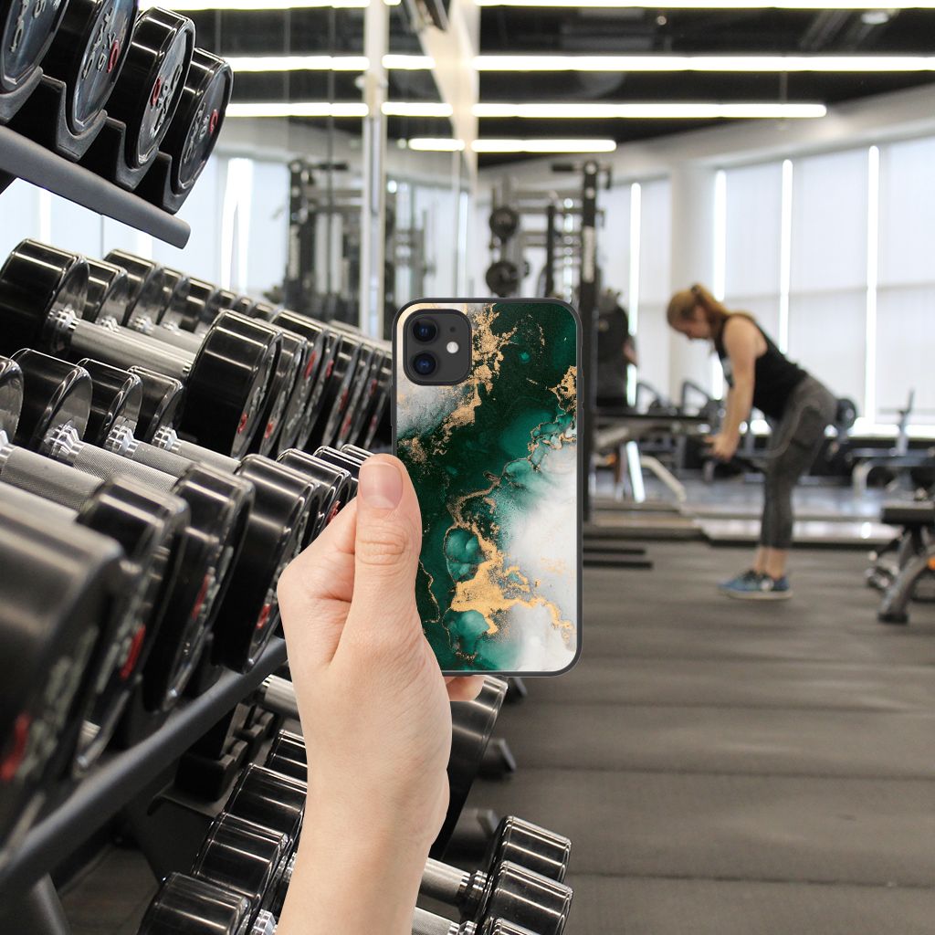 Marmeren Print Telefoonhoesje voor iPhone 11 Marmer Groen in de hand in sportschool met gewichten.