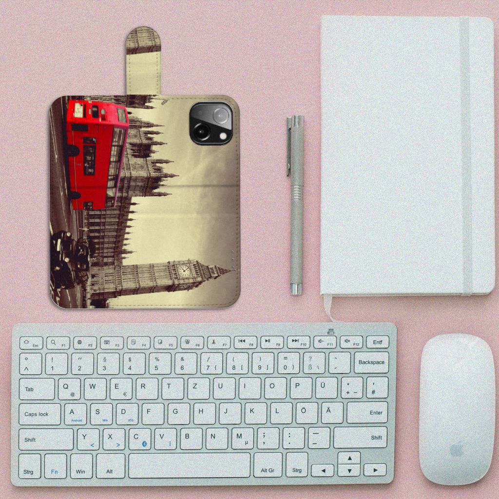 iPhone 13 Mini Flip Cover Londen met Big Ben en rode tourbus đ op een bureau met toetsenbord en notitieboek.