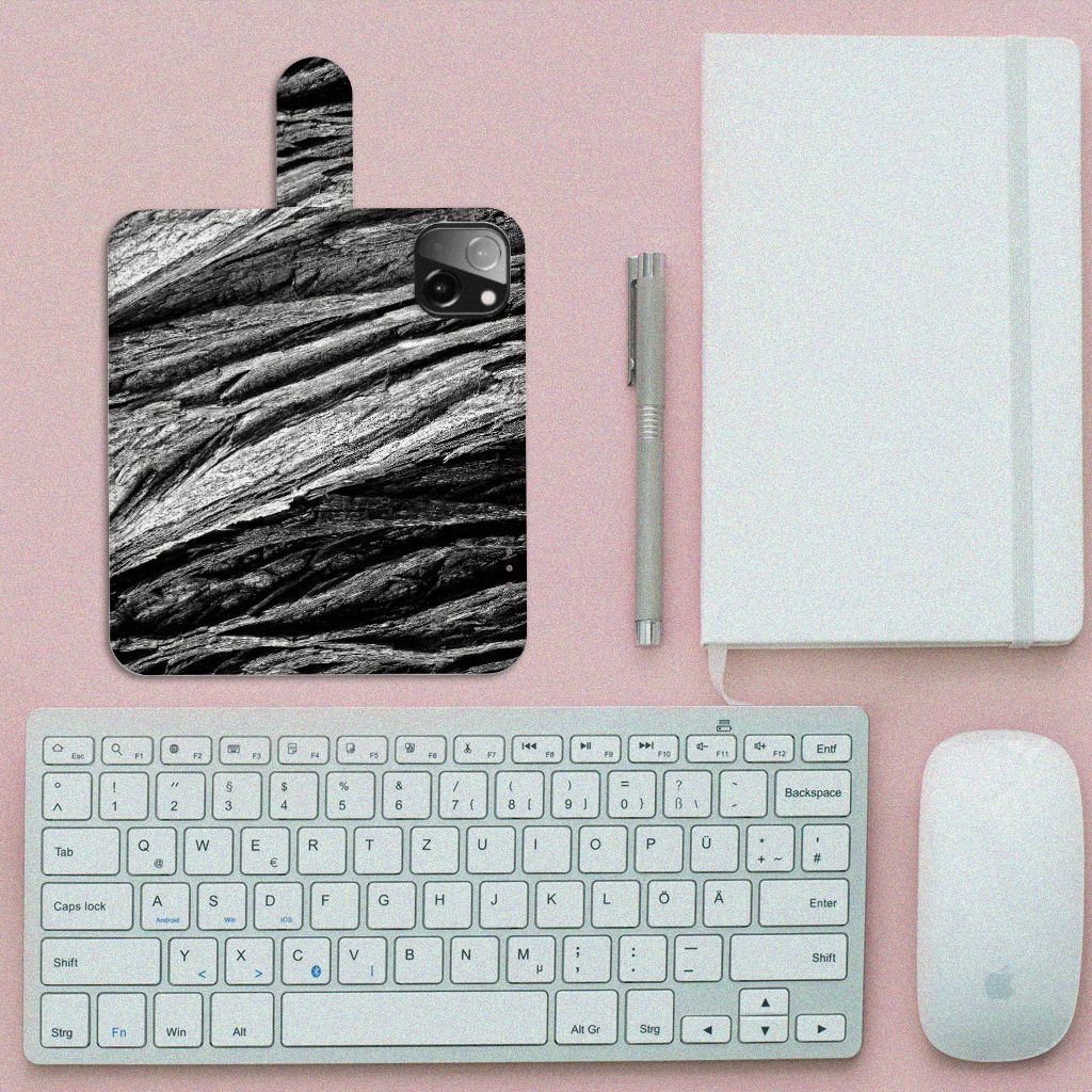 Book Style Case iPhone 13 Mini Boomschors Grijs op een bureau naast een toetsenbord en notitieboek